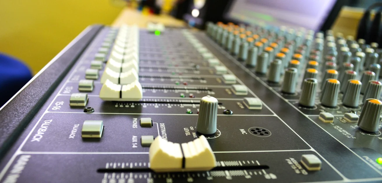Dans la régie son : comment un mixage en direct se prépare vraiment