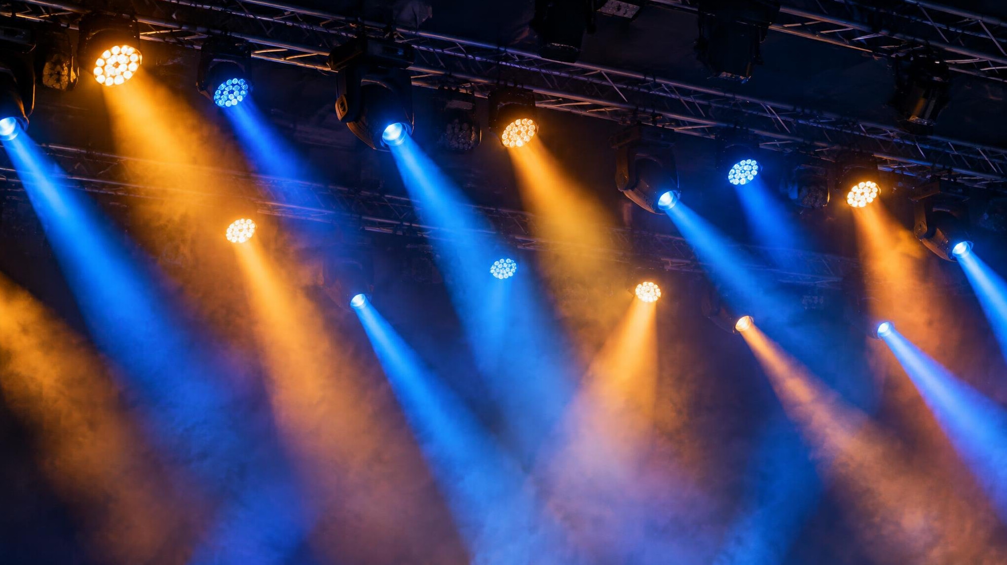 Stage lighting rig with warm and cool beams